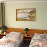 Zum Schwanenteich 3*